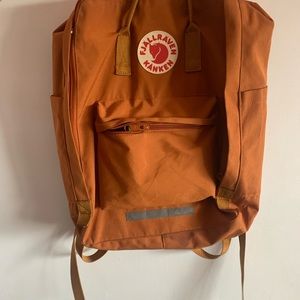 Fjall kanken raven backpack large badly used small stain at the bottom